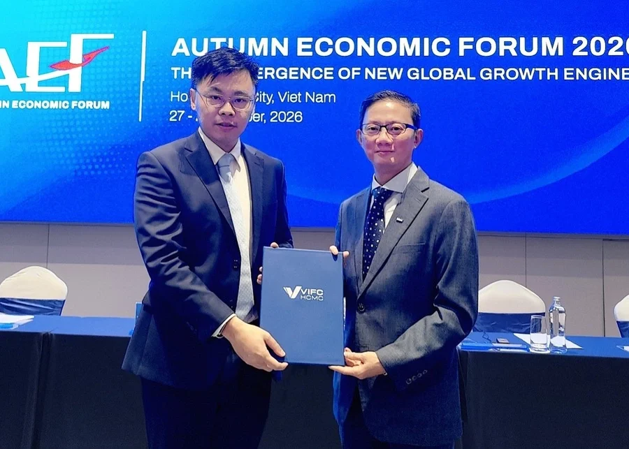 Ông Joseph Low (phải), Trưởng đại diện Keppel tại Việt Nam kiêm Chủ tịch Bộ phận Bất động sản, Keppel Việt Nam, nhận chứng nhận thành viên VIFC từ ông Trương Minh Huy Vũ, Phó chủ tịch Ủy ban nhân dân TP HCM, Chủ tịch cơ quan điều hành Trung tâm tài chính quốc tế Việt Nam tại TP HCM. Ảnh: Keppel
