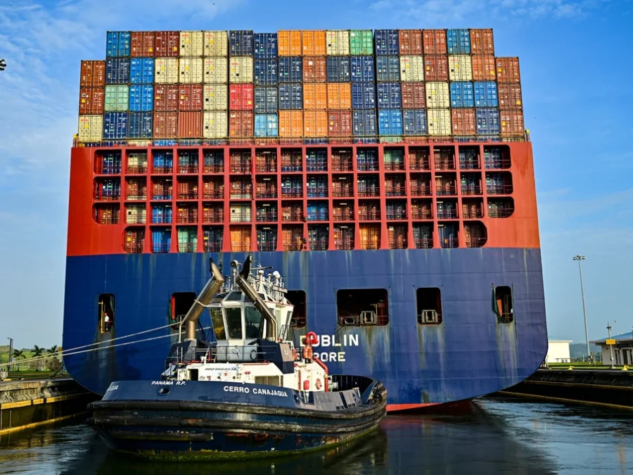 Tàu chở hàng đi qua kênh đào Panama tại Panama City, 21/2/2025. Ảnh: AFP