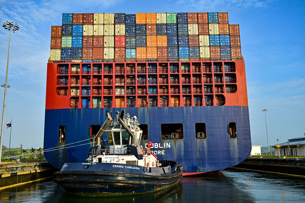 Tàu chở hàng đi qua kênh đào Panama tại Panama City, 21/2/2025. Ảnh: AFP